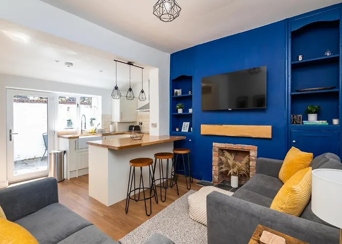 Stylish, Centrally Located Terrace - Pass The Key
