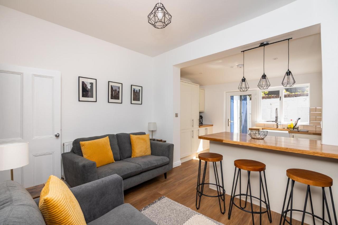Stylish, Centrally Located Terrace - Pass The Key *